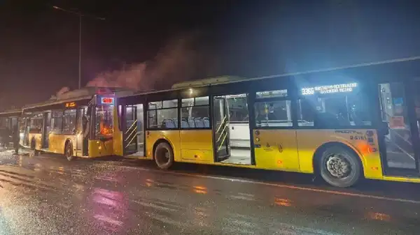 İstanbul’da feci kaza… 3 İETT otobüsü çarpıştı: Yaralılar var!