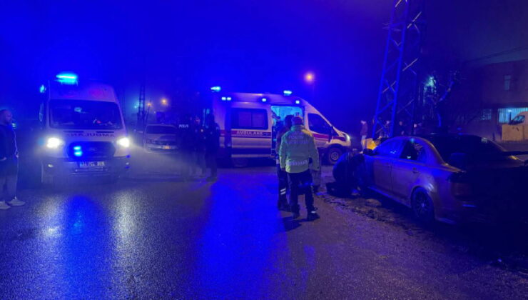 İstanbul’da feci kaza… Otomobil elektrik direğine çarptı: Yaralılar var!