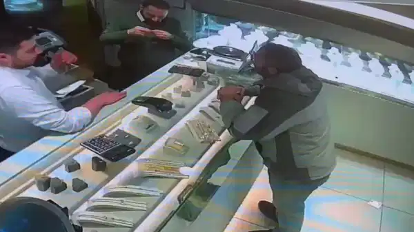 İstanbul’da film gibi olay… Sarıyer’de ‘sahte altın’ kolyeyle kuyumcuyu dolandırdı: Gerçek Kapalıçarşı’da eritilince ortaya çıktı