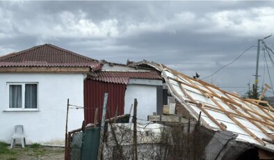 İstanbul’da fırtına alarmı: Çatı 30 metre savruldu