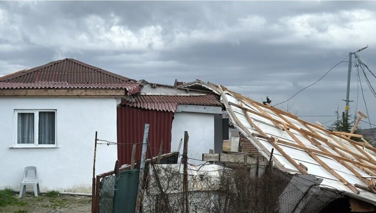 İstanbul’da fırtına alarmı: Çatı 30 metre savruldu
