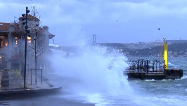 İstanbul’da fırtına etkili: Şehir hatları seferleri iptal edildi, denizde dev dalgalar oluştu