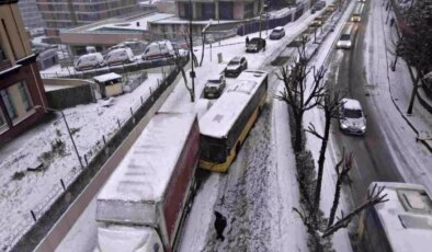 İstanbul’da kar kazaları da beraberinde getirdi, İETT otobüsü park halindeki kamyona çarptı