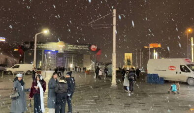 İstanbul’da kar yağışı etkili oluyor: Sokaklar beyaza büründü!
