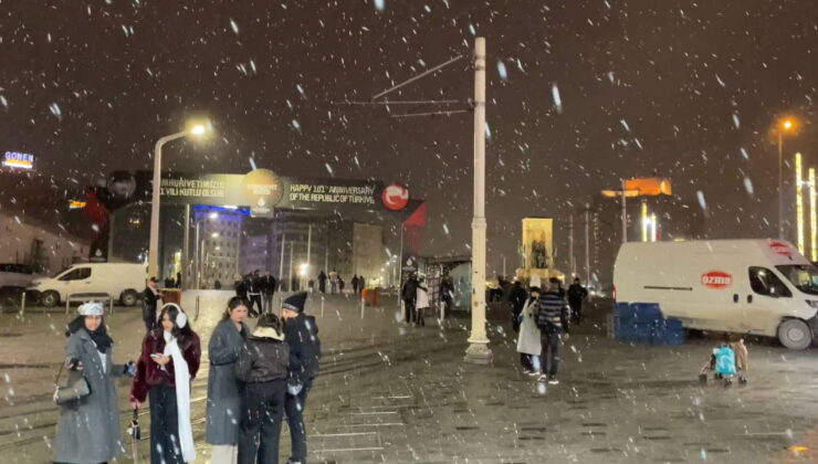 İstanbul’da kar yağışı etkili oluyor: Sokaklar beyaza büründü!