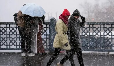 İstanbul’da kar yağışı etkisini artırıyor! Meteoroloji Uzmanı Prof. Dr. Orhan Şen’den ‘kritik 24 saat’ uyarısı: ‘İşiniz yoksa dışarı çıkmayın’