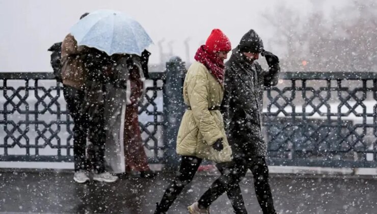 İstanbul’da kar yağışı etkisini artırıyor! Meteoroloji Uzmanı Prof. Dr. Orhan Şen’den ‘kritik 24 saat’ uyarısı: ‘İşiniz yoksa dışarı çıkmayın’