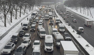 İstanbul’da kar yağışı etkisini sürdürüyor: Trafik yoğunluğu yüzde 80