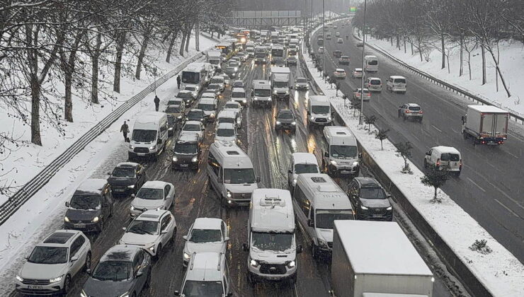 İstanbul’da kar yağışı etkisini sürdürüyor: Trafik yoğunluğu yüzde 80