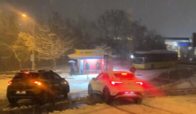 İstanbul’da kar yağışı; kayan araçların kaza yaptığı anlar kamerada