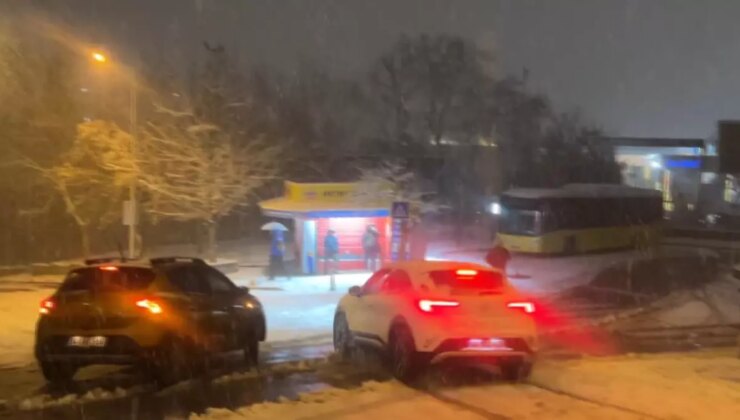 İstanbul’da kar yağışı; kayan araçların kaza yaptığı anlar kamerada