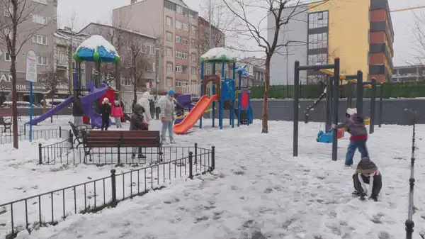 İstanbul’da karın keyfini çocuklar çıkardı