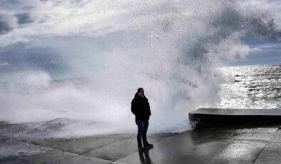 İstanbul’da lodos etkili oldu, dev dalgalar sahili kapladı