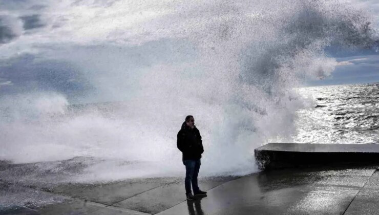 İstanbul’da lodos etkili oldu, dev dalgalar sahili kapladı