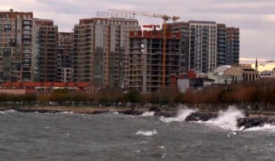 İstanbul’da lodos etkili oluyor: Fatih ve Zeytinburnu’nda dev dalgalar