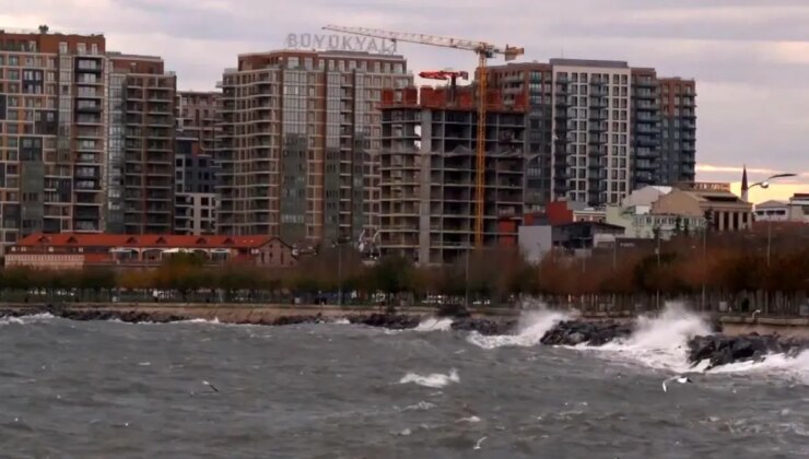 İstanbul’da lodos etkili oluyor: Fatih ve Zeytinburnu’nda dev dalgalar