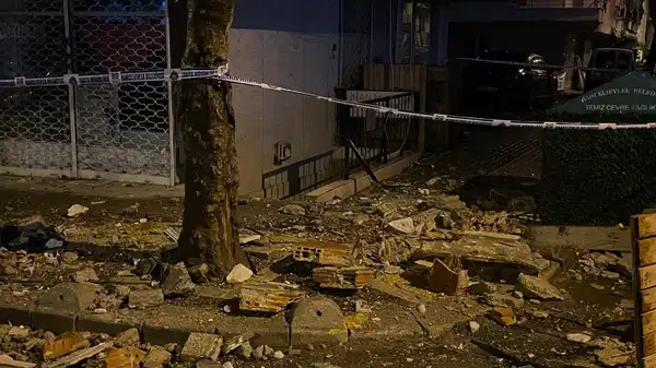 İstanbul’da tahliye edilen binanın balkonu çöktü!