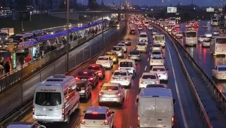 İstanbul’da trafik var mı? SON DAKİKA! Hangi ilçelerde trafik var, hangi yollar kapalı?