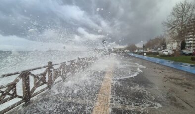 İstanbul’u fırtına vurdu: Çatılar uçtu, ağaçlar devrildi, araçlar zarar gördü!