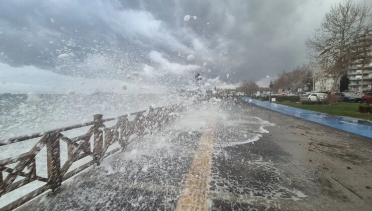 İstanbul’u fırtına vurdu: Çatılar uçtu, ağaçlar devrildi, araçlar zarar gördü!
