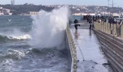 İstanbul’u fırtına vurdu: Dalgalar 10 metreyi buldu, seferler iptal!