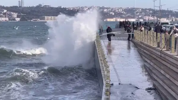 İstanbul’u fırtına vurdu: Dalgalar 10 metreyi buldu, seferler iptal!