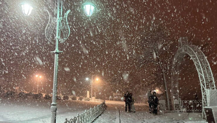 İstanbul’un bazı ilçelerinde kar yağışı etkili olmaya başladı