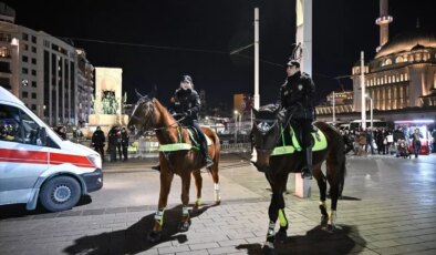 İstanbul’un işlek cadde ve meydanlarında yılbaşı hareketliliği