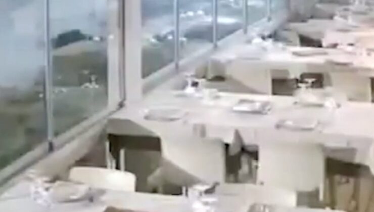 İtalya’da restoranı dev dalgaların vurduğu anlar kamerada
