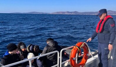 İzmir açıklarında üç ayrı düzensiz göçmen operasyonu: 42 göçmen yakalandı