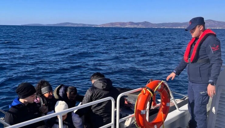 İzmir açıklarında üç ayrı düzensiz göçmen operasyonu: 42 göçmen yakalandı