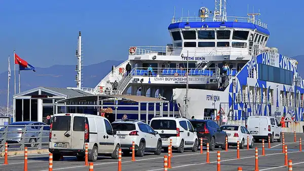 İzmir’de arabalı vapur seferleri iptal edildi