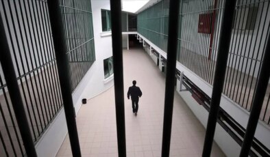 İzmir’de bir hükümlü 2 infaz koruma memurunu yaraladı