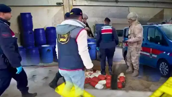 İzmir’de bir ton 625 kilogram uyuşturucu hap hammaddesi ele geçirildi!