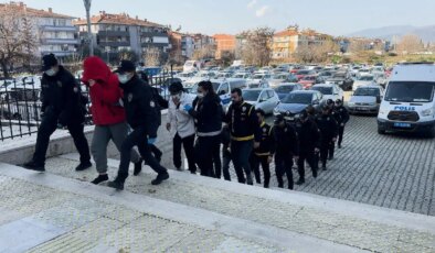 İzmir’de fuhuş operasyonu: 8 şüpheli tutuklandı!