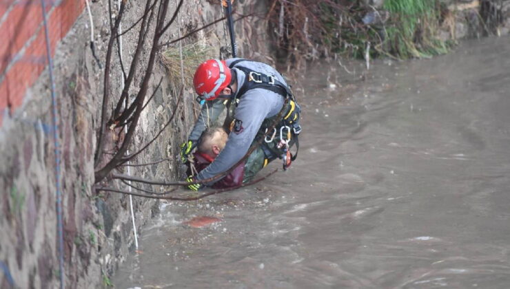 İzmir’de korku dolu anlar: Sular yükseldi, çayda mahsur kaldı!