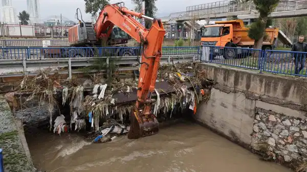 İzmir’de kuvvetli yağış alarmı: 1310 personel, 342 araç ve 200 pompa ile sahada