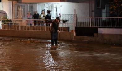 İzmir’de sağanak: Yollar göle döndü, ev ve iş yerlerini su bastı