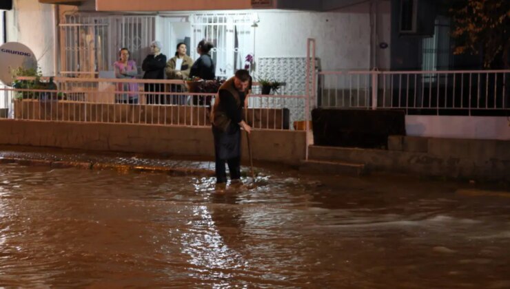 İzmir’de sağanak: Yollar göle döndü, ev ve iş yerlerini su bastı