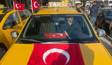 İzmir’de taksiciler Türk bayraklarıyla iş başı yaptı