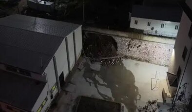 İzmit’te okul bahçesine istinat duvarı çöktü