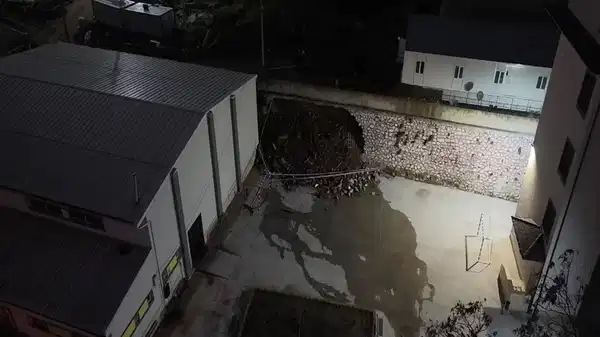 İzmit’te okul bahçesine istinat duvarı çöktü