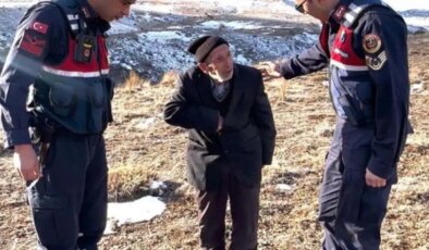 Jandarmanın bulduğu alzheimer hastası, ‘Ayaklarım çamur’ diye ekip aracına binmek istemedi
