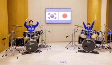 Japonya ve Güney Kore liderleri K-pop eşliğinde bateri çaldı