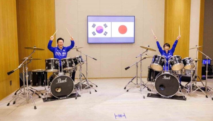 Japonya ve Güney Kore liderleri K-pop eşliğinde bateri çaldı