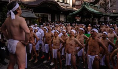 Japonya’da 71 yıllık arınma ritüeli: Yeni yıl için buzlu suya girdiler