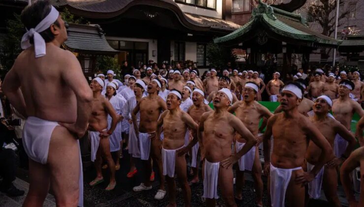 Japonya’da 71 yıllık arınma ritüeli: Yeni yıl için buzlu suya girdiler