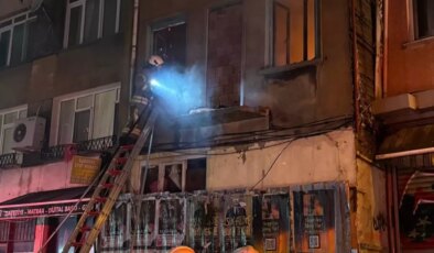 Kadıköy’de metruk binada çıkan yangında pencereden atlayan kişi ağır yaralandı