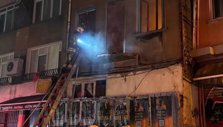 Kadıköy’de metruk binada çıkan yangında pencereden atlayan kişi ağır yaralandı