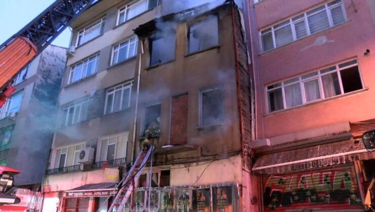 Kadıköy’de yangın paniği… Yanan binadan atlayan bir kişi yaralandı!
